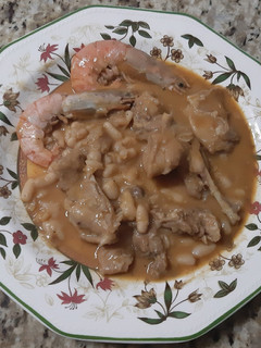 Una foto de Conejo con gambas y alubias blancas