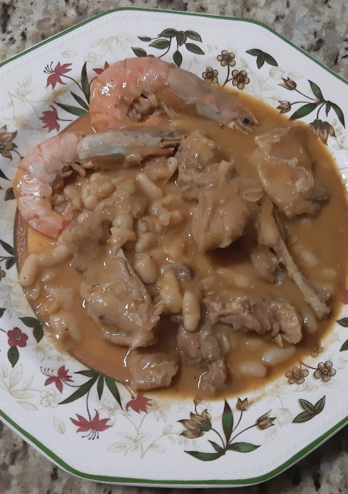 Una foto de Conejo con gambas y alubias blancas