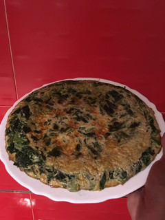 Una foto de Tortilla de espinacas morfidos con huevos de codorniz