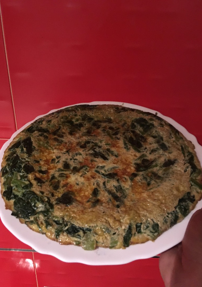 Una foto de Tortilla de espinacas morfidos con huevos de codorniz