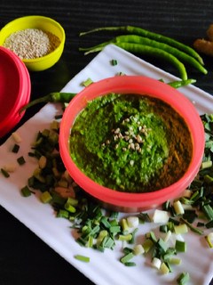 લીલા લસણ ની ચટણી (Grren Garlic Chutney Recipe In Gujarati) રેસીપી મુખ્ય ફોટો
