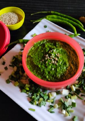 લીલા લસણ ની ચટણી (Grren Garlic Chutney Recipe In Gujarati) રેસીપી મુખ્ય ફોટો