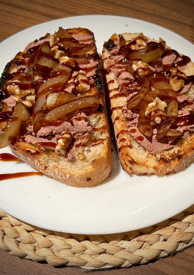 Una foto de Tosta de paté agridulce