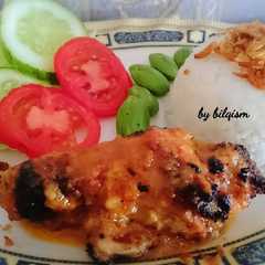 รูปของ Ayam bakar taliwang dan nasi uduk rice cooker