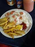 Arroz con salchicha polaca y papas fritas con tres salsas