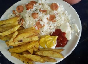 Una foto de Arroz con salchicha polaca y papas fritas con tres salsas