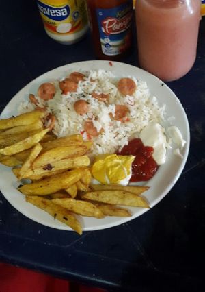 Una foto de Arroz con salchicha polaca y papas fritas con tres salsas