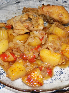Una foto de Cubos de papa a la mostaza con pollo y morrones asados (receta incluida)