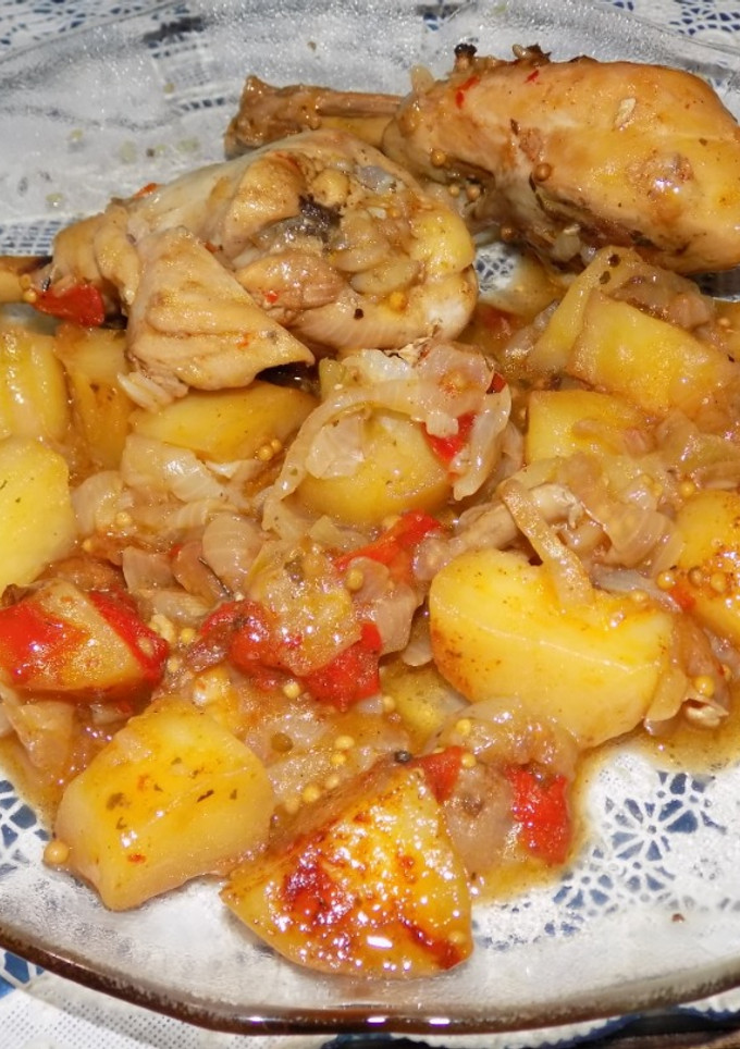 Una foto de Cubos de papa a la mostaza con pollo y morrones asados (receta incluida)