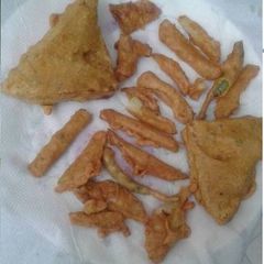 Bread pakoda and aloo pakoda A picture of Bread pakoda and aloo pakoda.