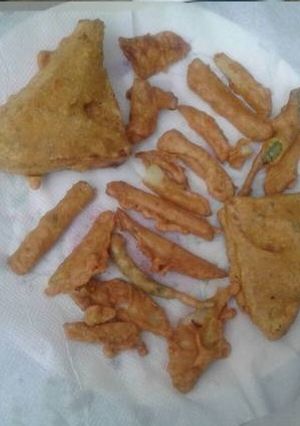 A picture of Bread pakoda and aloo pakoda.