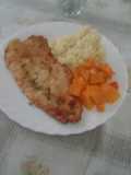 Milanesa de pescado con puré mixto