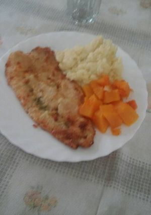 Una foto de Milanesa de pescado con puré mixto