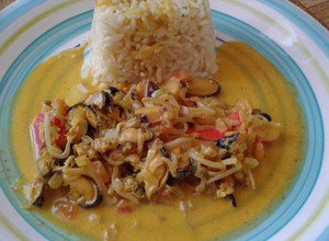 Una foto de Mariscos con dientes de dragòn en salsa de cùrcuma