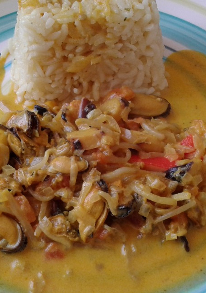 Una foto de Mariscos con dientes de dragòn en salsa de cùrcuma