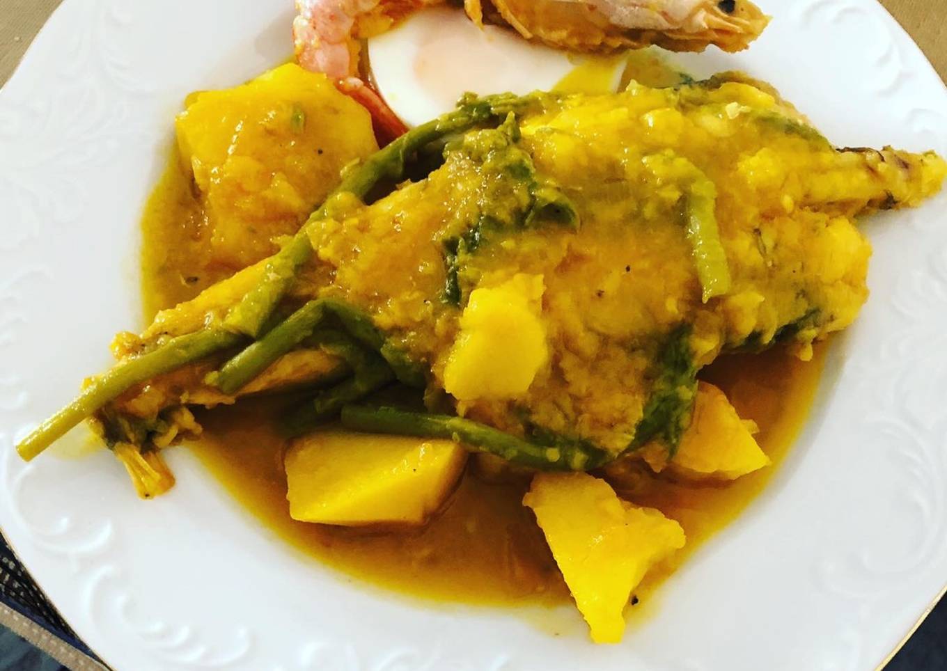 Suquet de rape con espárragos y huevos en lékué