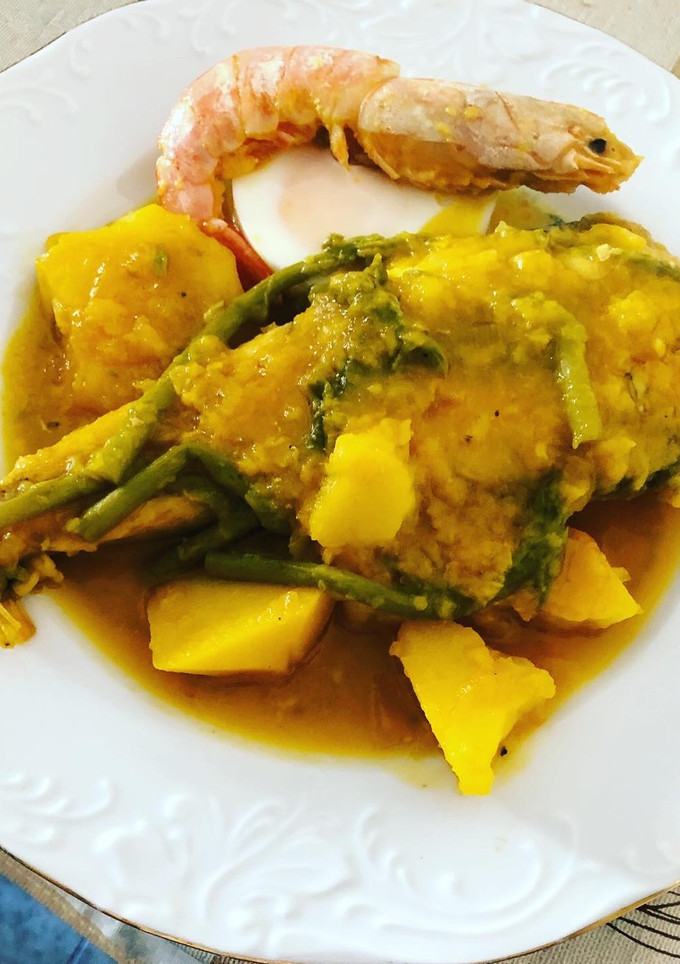Una foto de Suquet de rape con espárragos y huevos en lékué