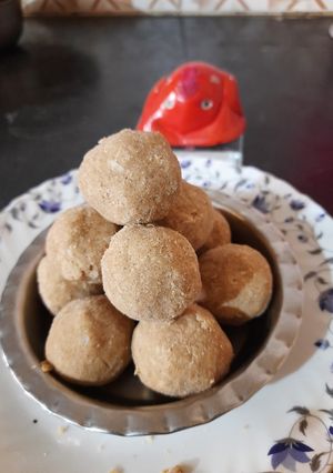 सातुचे पीठाचे लाडू (satu pithache ladu recipe in marathi) रेसिपी चे मुख्य फोटो 