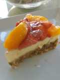 Tarta de galletas con pastelera y frutas