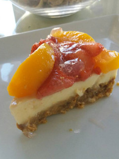 Una foto de Tarta de galletas con pastelera y frutas