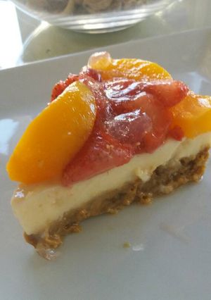 Una foto de Tarta de galletas con pastelera y frutas