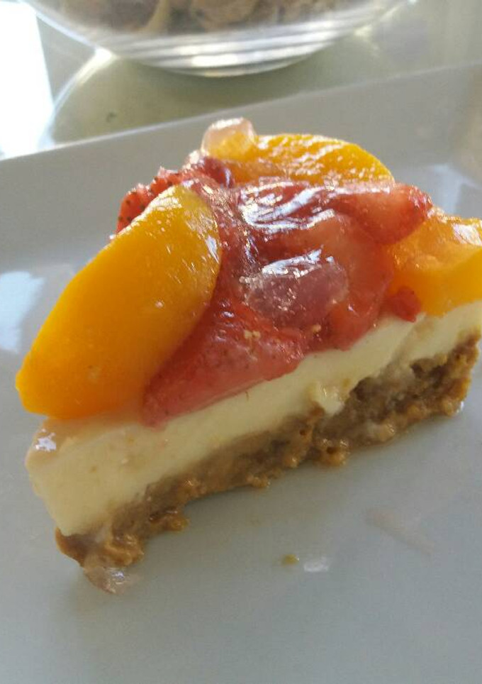 Una foto de Tarta de galletas con pastelera y frutas