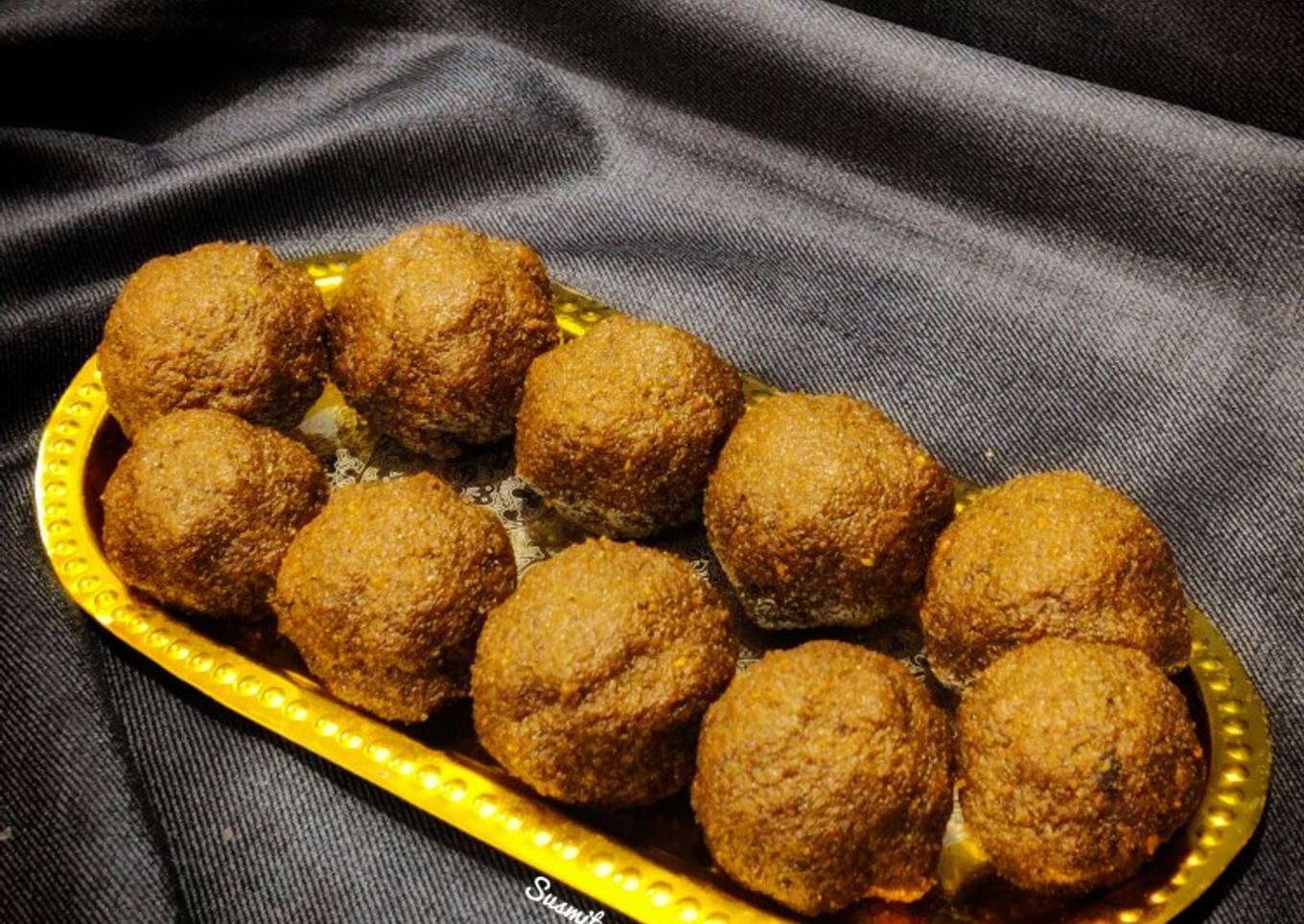 Green moong- jaggery ladoos (saboot moong- gur ke laddoo)