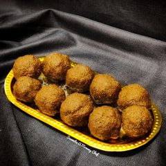 A picture of Green moong- jaggery ladoos (saboot moong- gur ke laddoo).