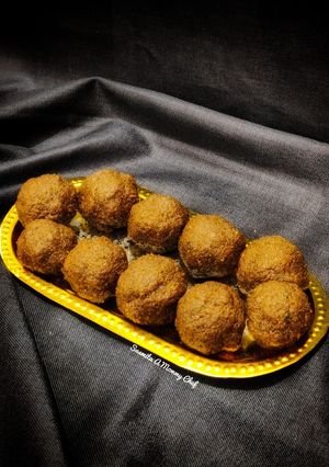 A picture of Green moong- jaggery ladoos (saboot moong- gur ke laddoo).