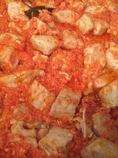 Una foto de Pollo con revuelto de tomate