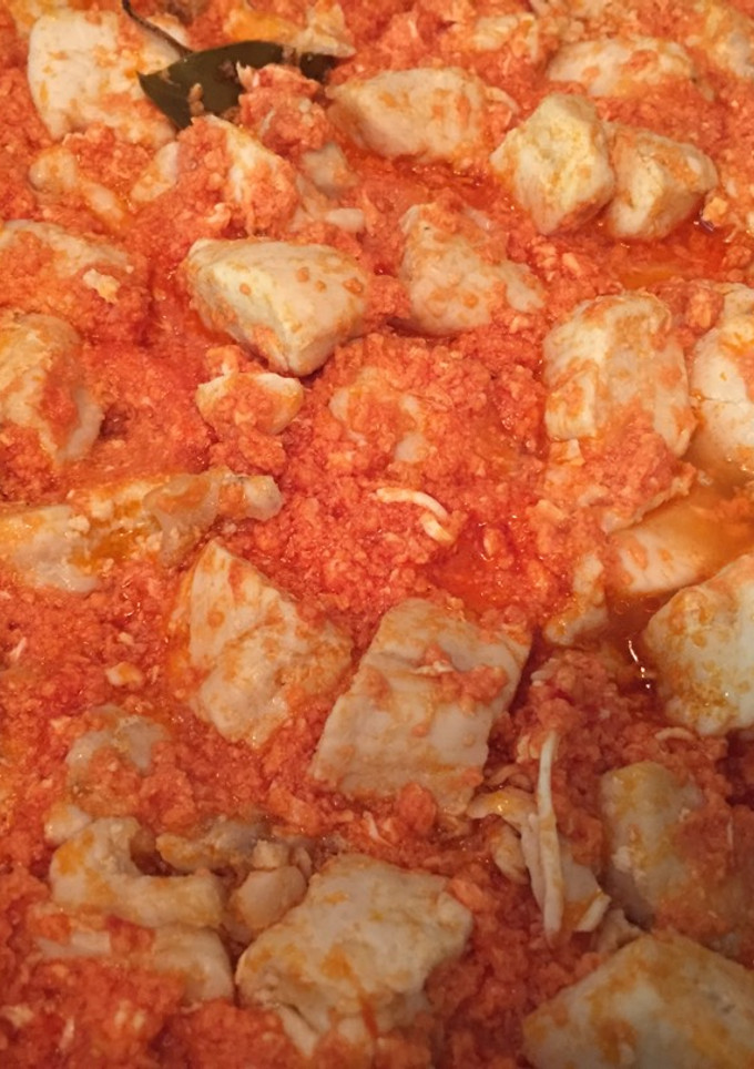Una foto de Pollo con revuelto de tomate