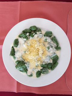 Una foto de Ñoquis de espinaca con salsa blanca