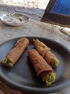 Una foto de Rollitos con guacamole