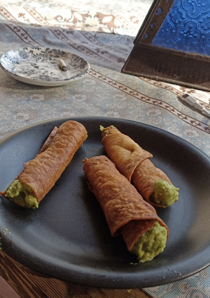 Una foto de Rollitos con guacamole