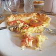 Tarta de cebolla y queso con tomate