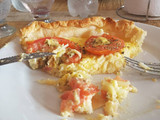 Tarta de cebolla y queso con tomate