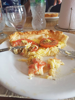 Una foto de Tarta de cebolla y queso con tomate
