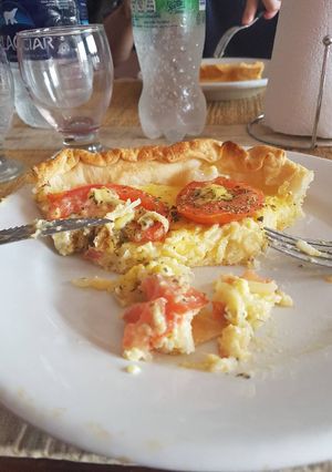 Una foto de Tarta de cebolla y queso con tomate