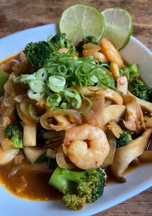 A picture of Eringi [エリンギ] Mushroom, Prawns & Broccoli in Sweet Oyster Sauce.