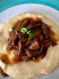 Purê de mandioca com molho de funghi