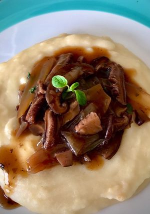 Foto de Purê de mandioca com molho de funghi