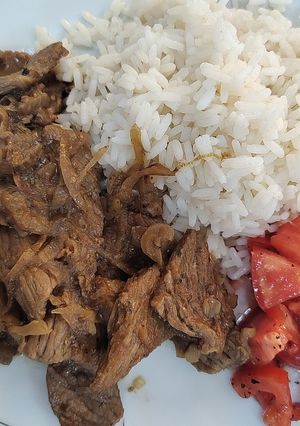 Una foto de Arroz con carne en la cacerola 😋