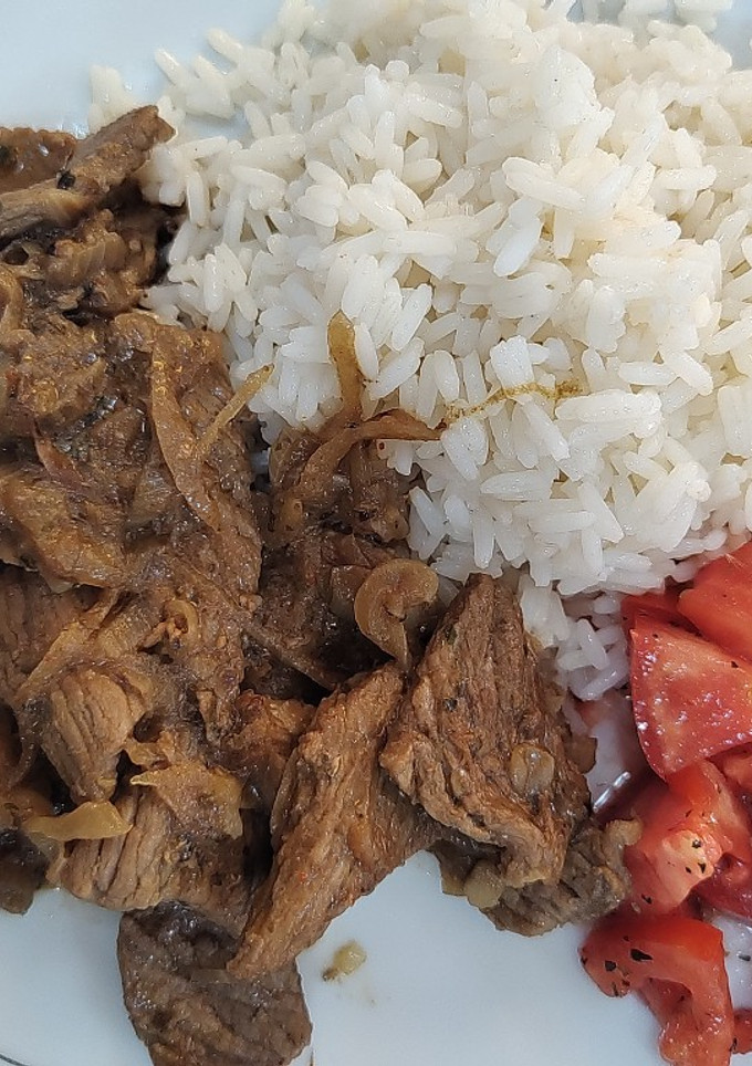 Una foto de Arroz con carne en la cacerola 😋