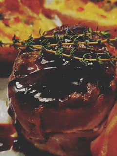 Una foto de Lomo envuelto en panceta al tannat con papas rellenas