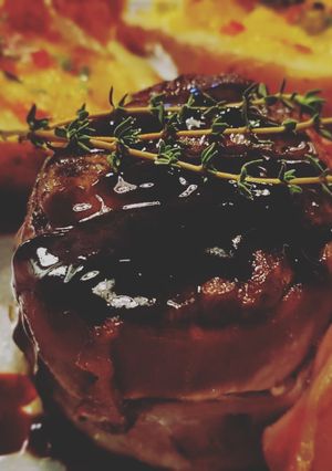 Una foto de Lomo envuelto en panceta al tannat con papas rellenas