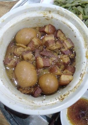 Hình của món Thịt heo hầm trứng.