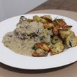 Filet mignon con salsa de portobellos y papines al horno