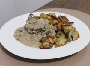 Una foto de Filet mignon con salsa de portobellos y papines al horno