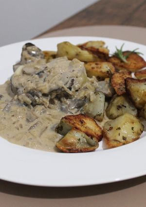Una foto de Filet mignon con salsa de portobellos y papines al horno