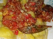 Una foto de cappelletti con salsa